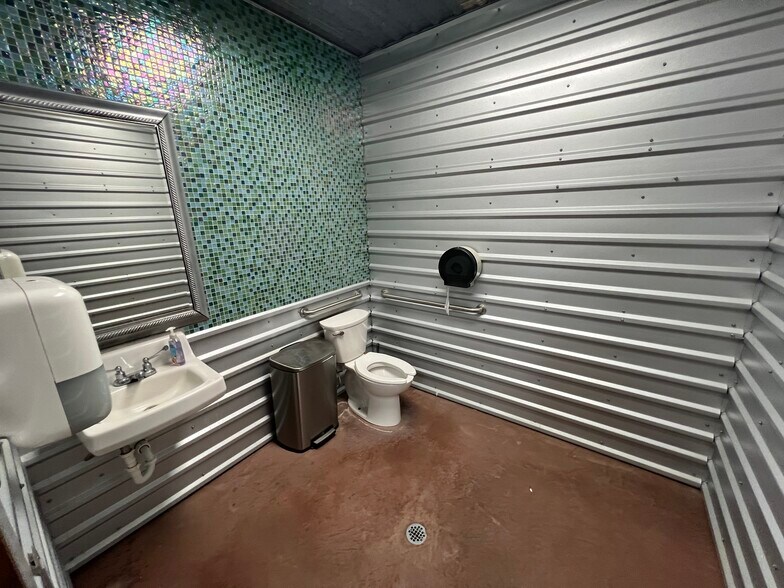 More Photos Of 1061 Cypress St, Roscoe Storefront For Sale