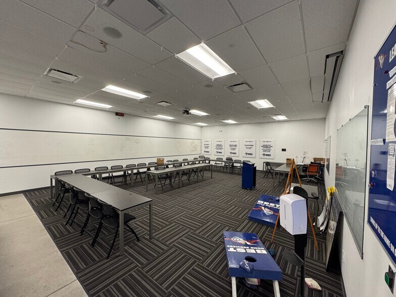 More Photos Of 1455 Rail Head Blvd, Naples Warehouse For Lease