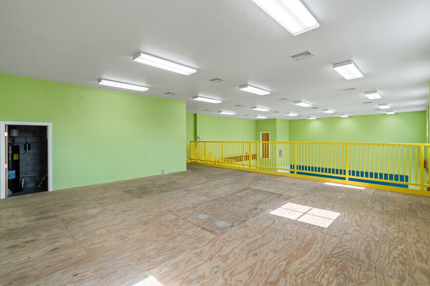 More Photos Of 410 S Hopkins Ave, Titusville Storefront For Lease