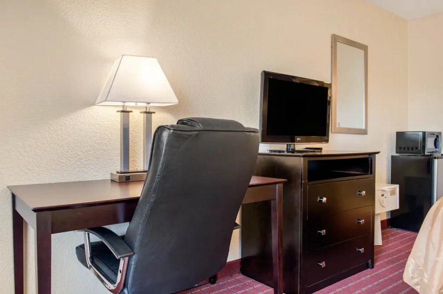 More Photos Of 406 E 22nd St, Huntingburg Hotel For Sale