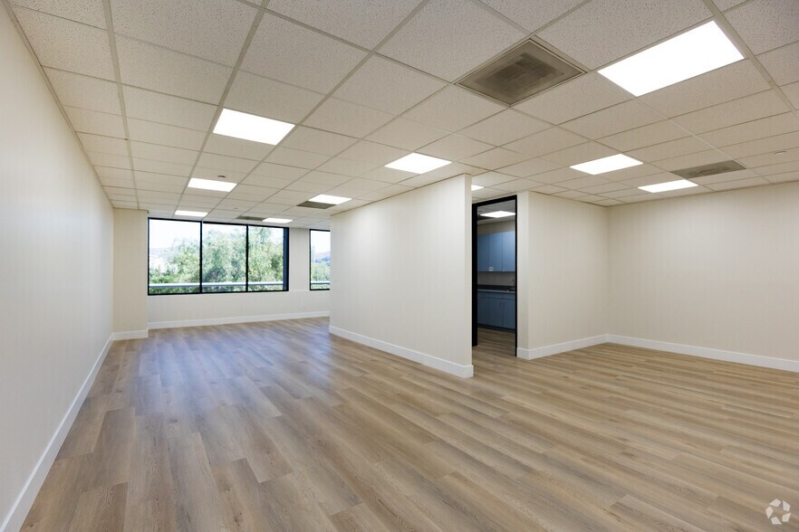 More Photos Of 30851 Agoura Rd, Agoura Hills Loft Creative Space For Lease