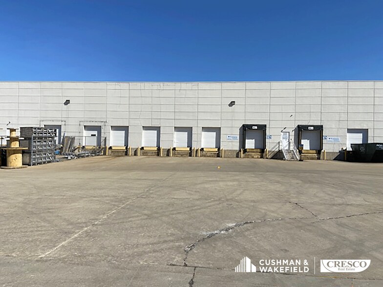 More Photos Of 17909 Cleveland Pky Dr, Cleveland Distribution For Lease