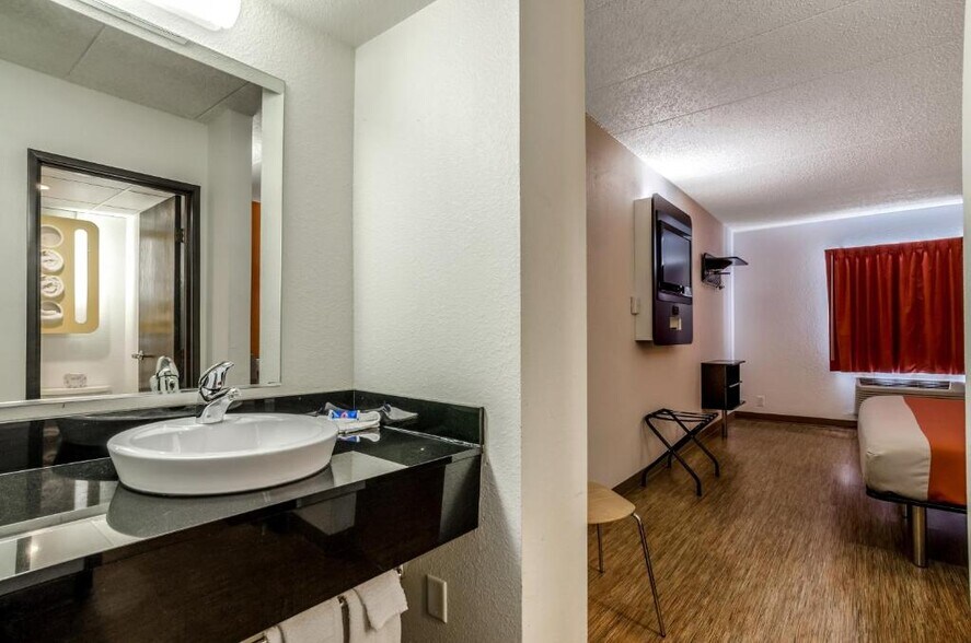 More Photos Of 4817 S Lincoln Ave, York Hotel For Sale