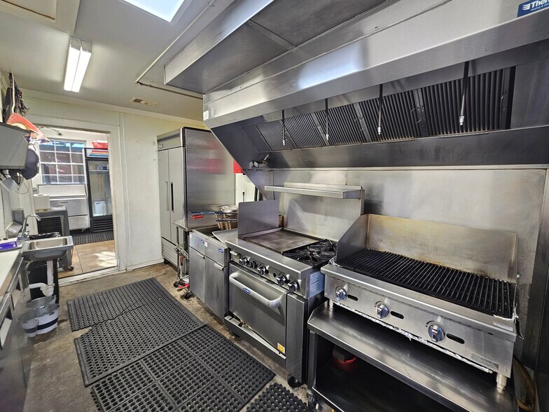 More Photos Of 409 Bradford Ave, Kemah General Retail For Lease