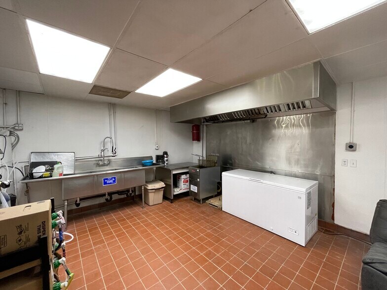 More Photos Of 12461 Amethyst Ave, Cutler General Retail For Sale