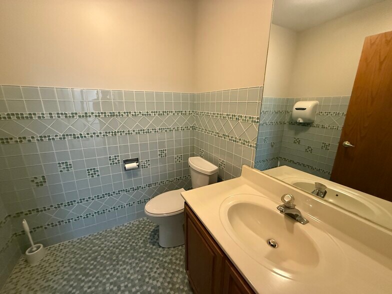 More Photos Of 28085 N Ashley Cir, Libertyville Medical For Sale