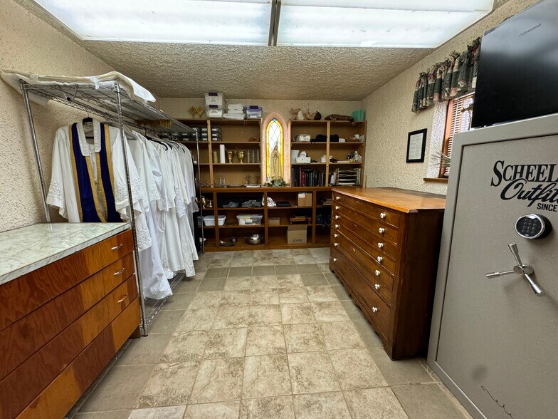 More Photos Of 210 5th Ave NW, Mandan Specialty For Sale