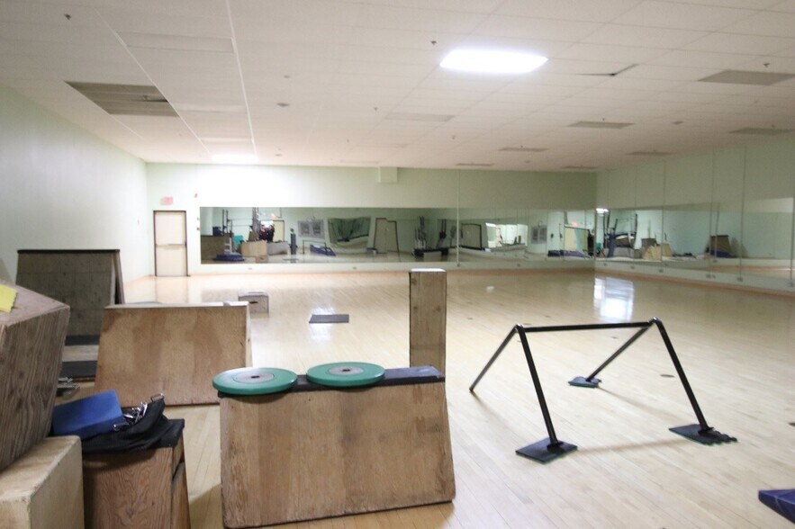 More Photos Of 1940 McIntyre St, Regina Schools For Lease