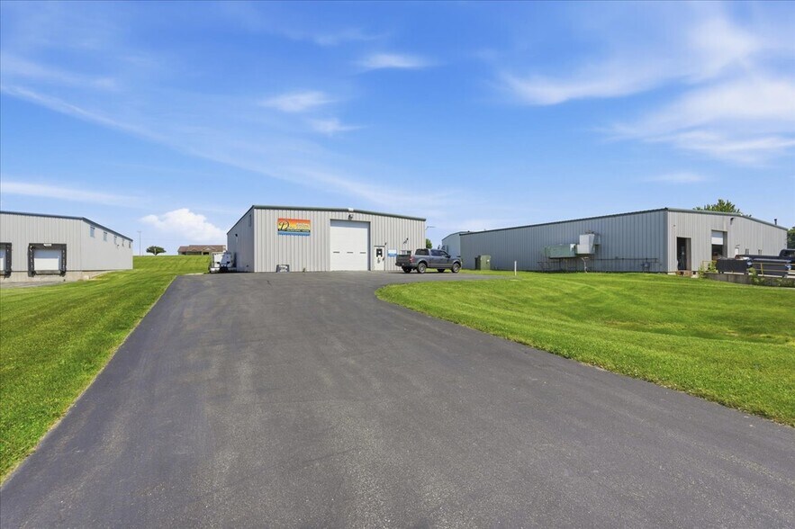 More Photos Of 590 Commercial Ave, Waterloo Auto Repair For Sale