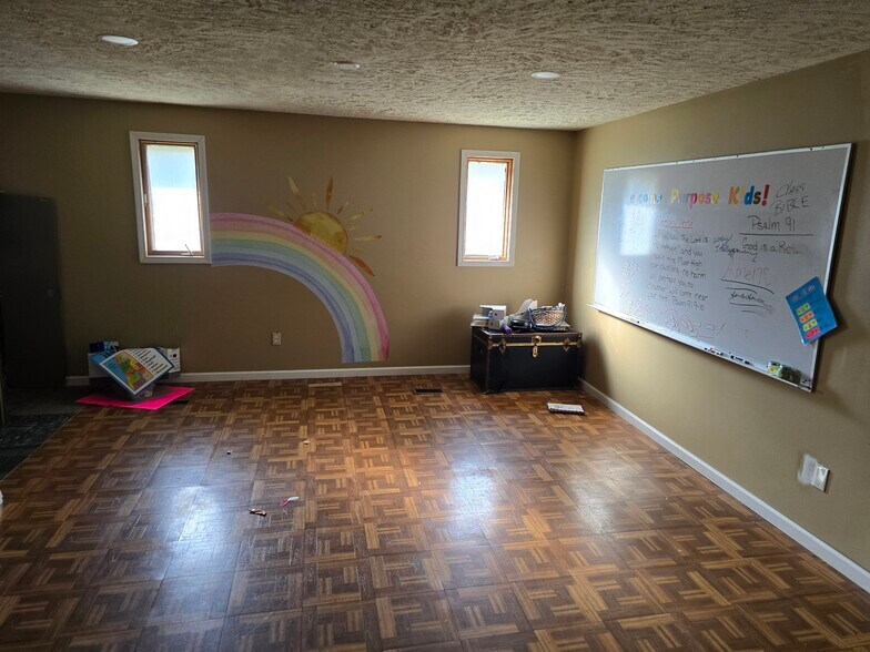 More Photos Of 2404 Dewey St, Anderson Flex For Sale