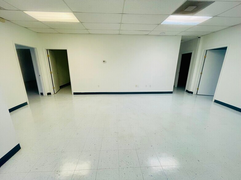 More Photos Of 8611 County Road 48, Rosharon Warehouse For Lease