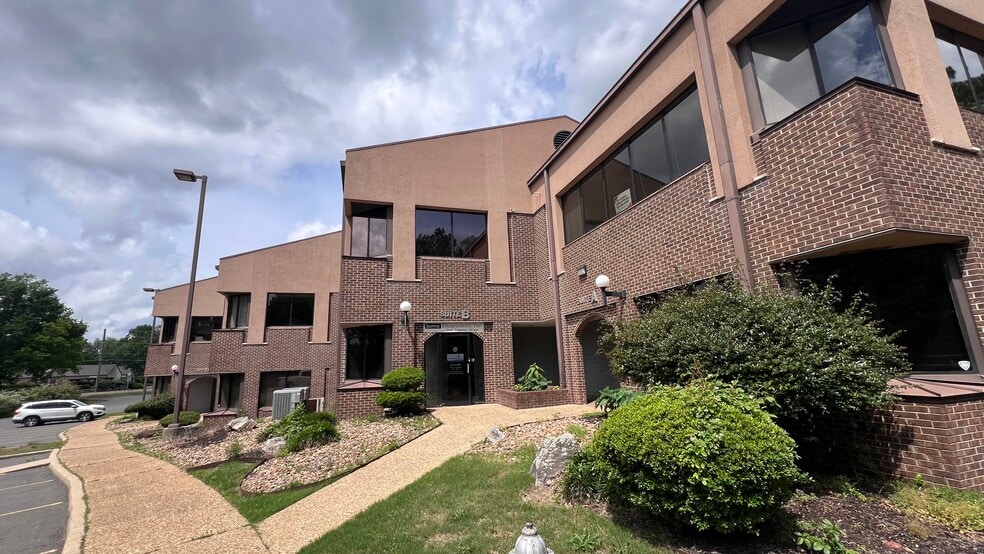 More Photos Of 106 Ridgeway St, Hot Springs National Park Office For Lease