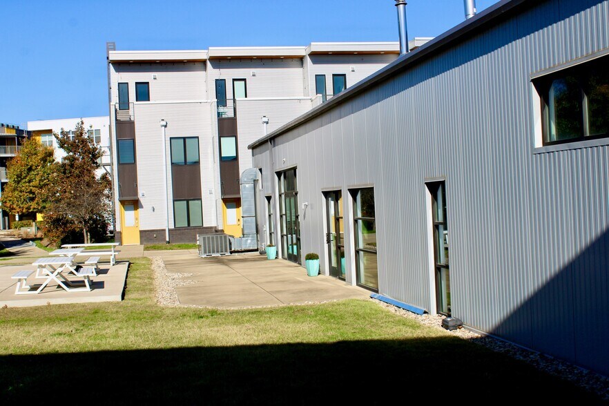 More Photos Of 372 Herron Dr, Nashville Showroom For Sale