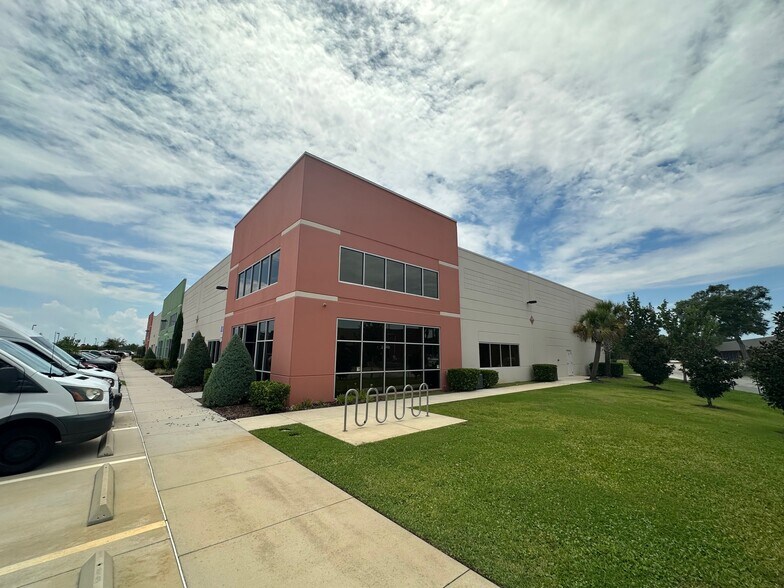 More Photos Of 7420 TPC Blvd, Orlando Flex For Lease