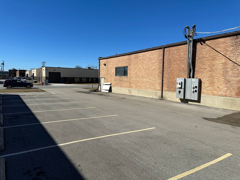 More Photos Of 989 Pauly Dr, Elk Grove Village Warehouse For Lease