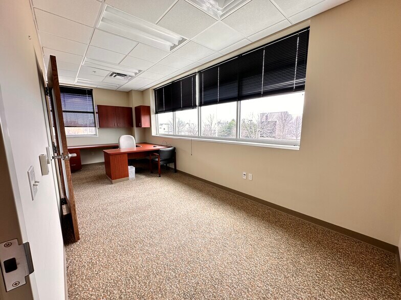 More Photos Of 377 W River Woods Pky, Milwaukee Medical For Lease
