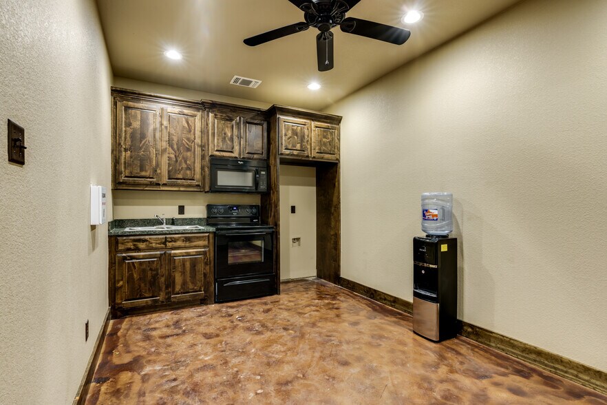 More Photos Of 5901 FM 920, Weatherford Warehouse For Sale