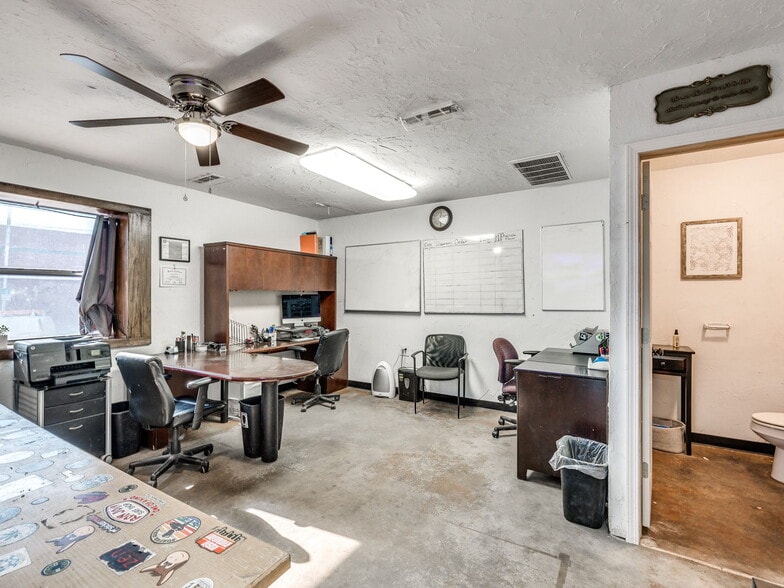 More Photos Of 212 W Main St, Shawnee Storefront Retail Office For Lease