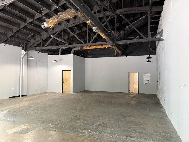 More Photos Of 535 NE 28th Ave, Portland Showroom For Lease