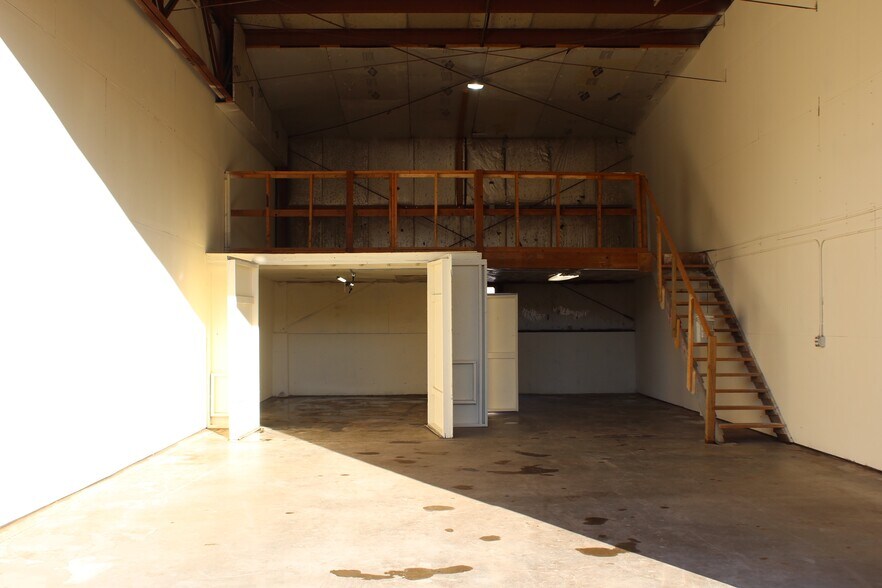 More Photos Of 701-705 Commercial Ave, Sun Prairie Industrial For Sale