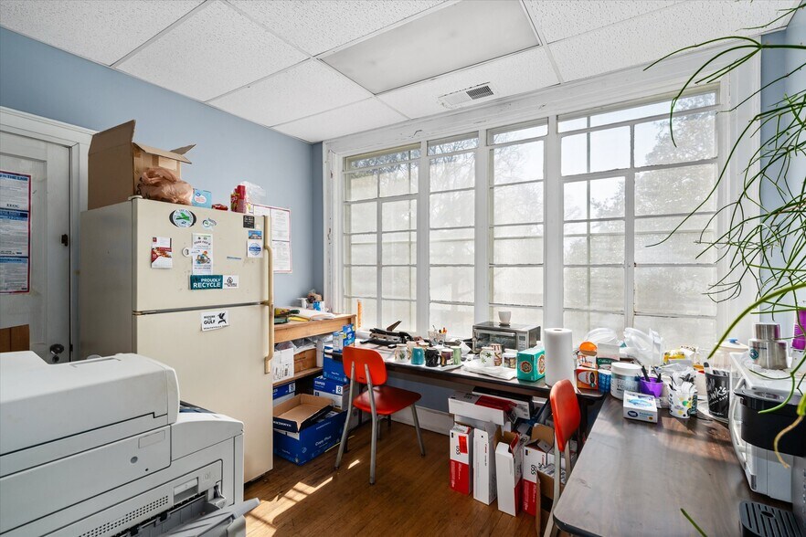 More Photos Of 1911 Government St, Mobile Office For Sale