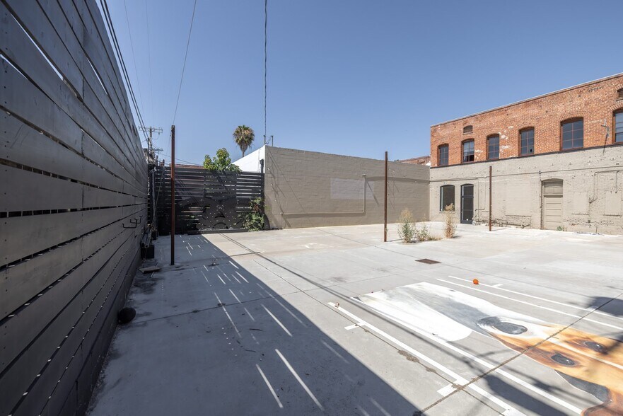 More Photos Of 629 N Western Ave, Los Angeles Office For Lease