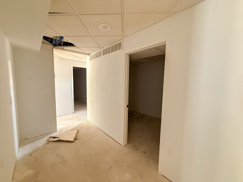 More Photos Of 22 N Telegraph Rd, Pontiac Medical For Lease