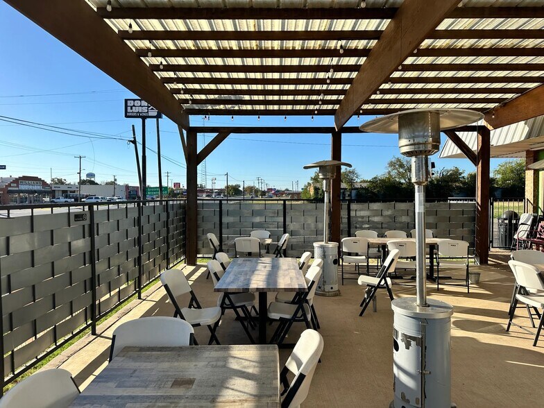 More Photos Of 2000 S Commercial Ave, Coleman Restaurant For Sale