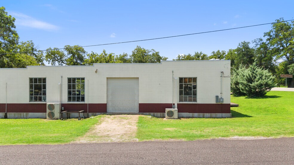 More Photos Of 404 Nugent ave, Johnson City Flex For Sale