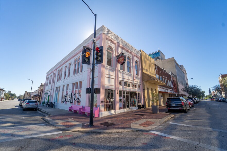 More Photos Of 102 S Main St, Victoria Storefront For Sale