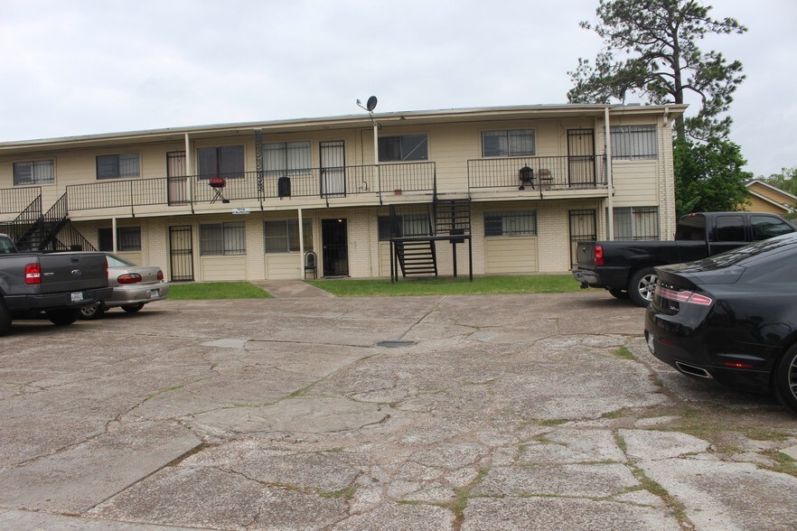 More Photos Of 7820 Calhoun Rd, Houston Apartments For Sale