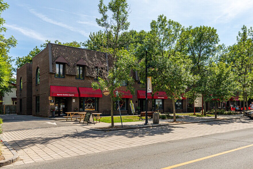 More Photos Of 482-484 Boul Beaconsfield, Beaconsfield Storefront Retail Office For Lease