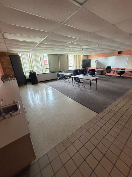 More Photos Of 1944 Iowa Ave, Saginaw Flex For Sale