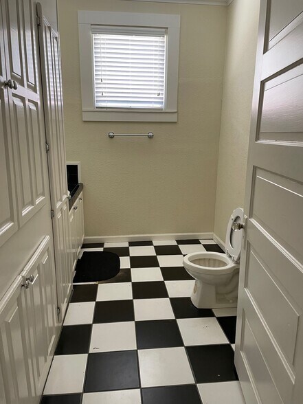 More Photos Of 2019 Government St, Baton Rouge Office For Lease