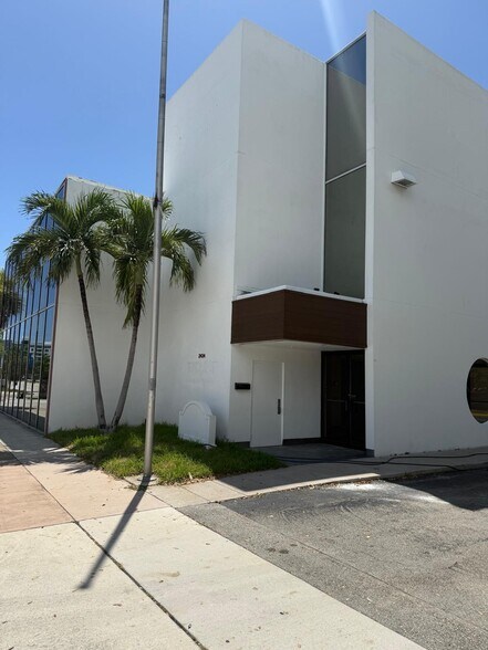 More Photos Of 2434 Hollywood Blvd, Hollywood Office For Lease