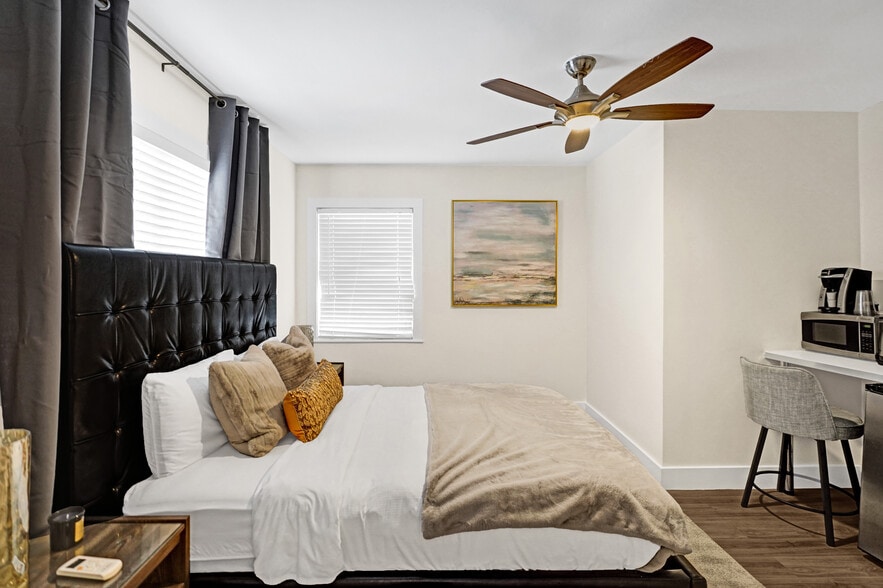 More Photos Of 3020-3024 Seville St, Fort Lauderdale Hotel For Sale