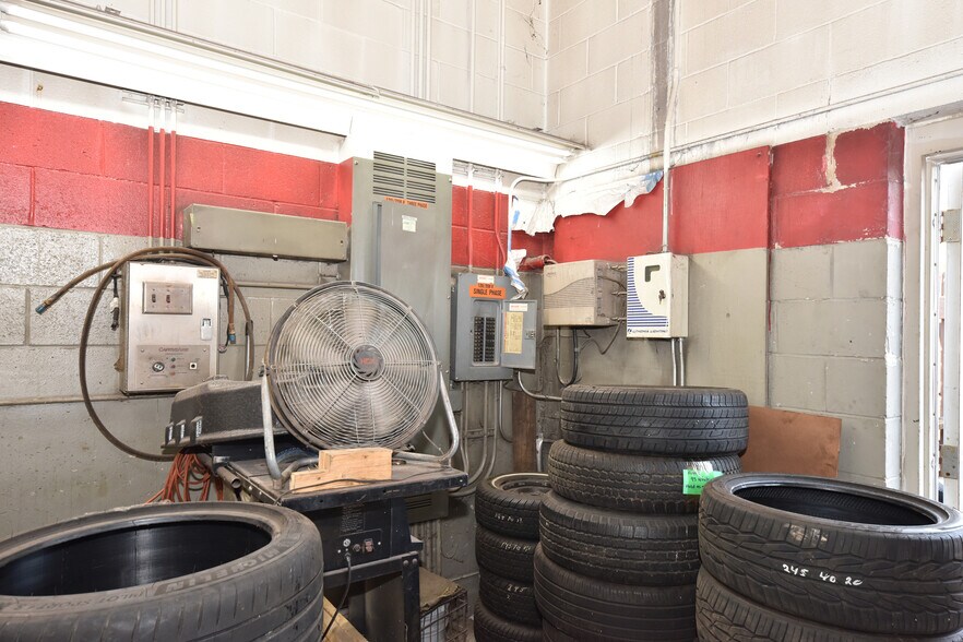 More Photos Of 820 W Sumner St, Hartford Auto Repair For Sale
