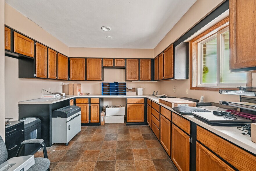 More Photos Of 1310 Solar Dr, Waterloo Office For Sale