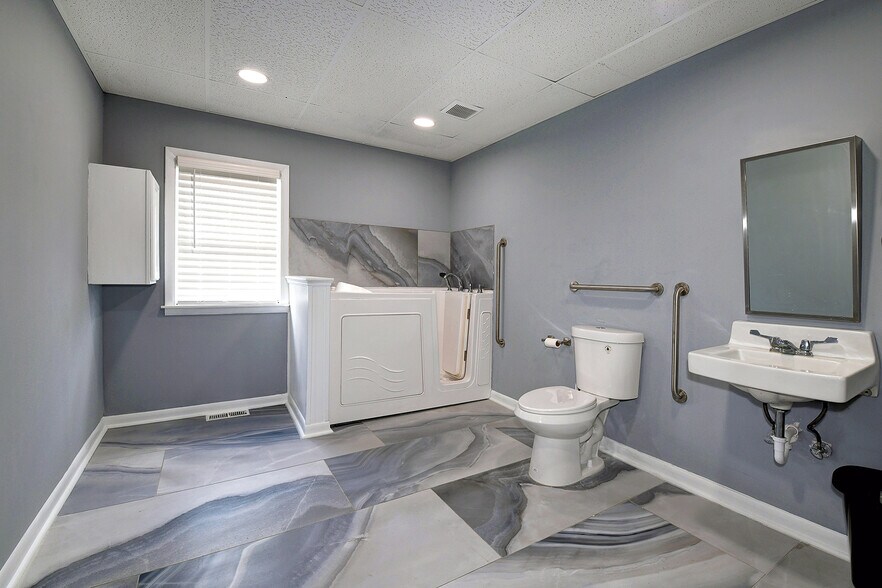 More Photos Of 1604 State St, New Albany Office For Sale