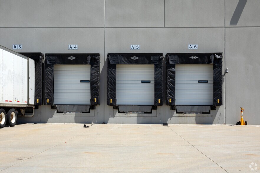 More Photos Of 100 Logistics Ave, Jeffersonville Distribution For Lease