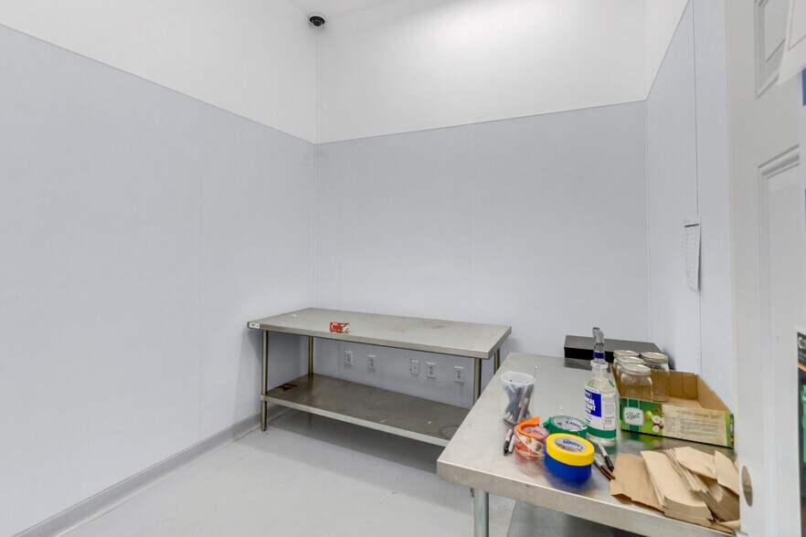 More Photos Of 991 Industrial Way, King City Warehouse For Sale