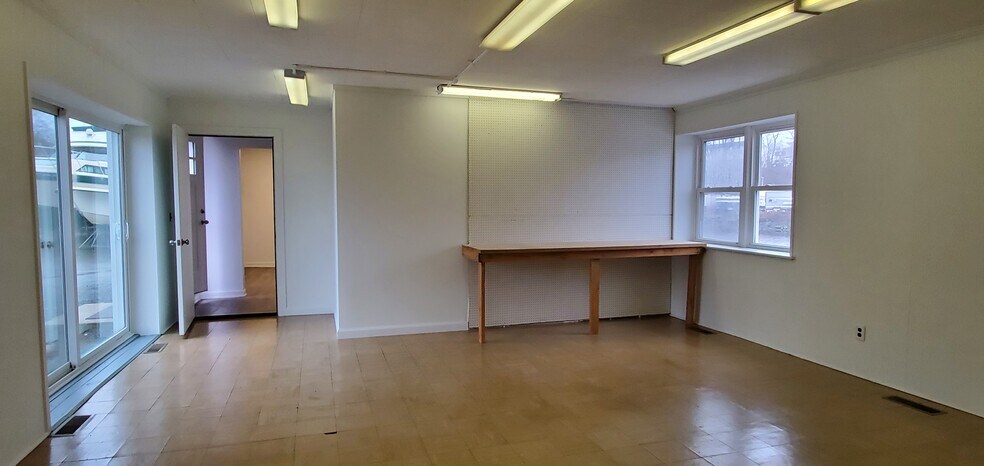 More Photos Of 99 Commerce St, Norwalk Manufacturing For Lease