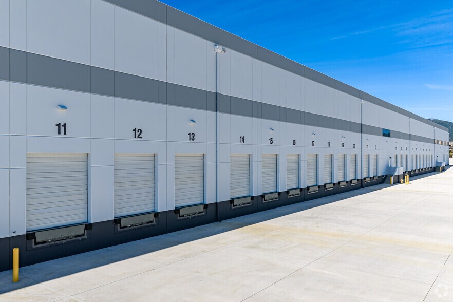 More Photos Of 19472 Cajon Blvd, San Bernardino Distribution For Lease