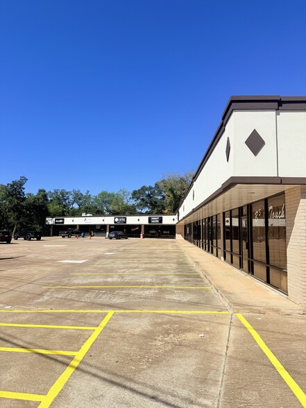 More Photos Of 716 W Plantation Dr, Clute Storefront Retail Office For Lease