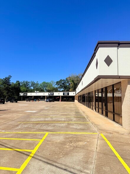 More Photos Of 716 W Plantation Dr, Clute Storefront Retail Office For Lease