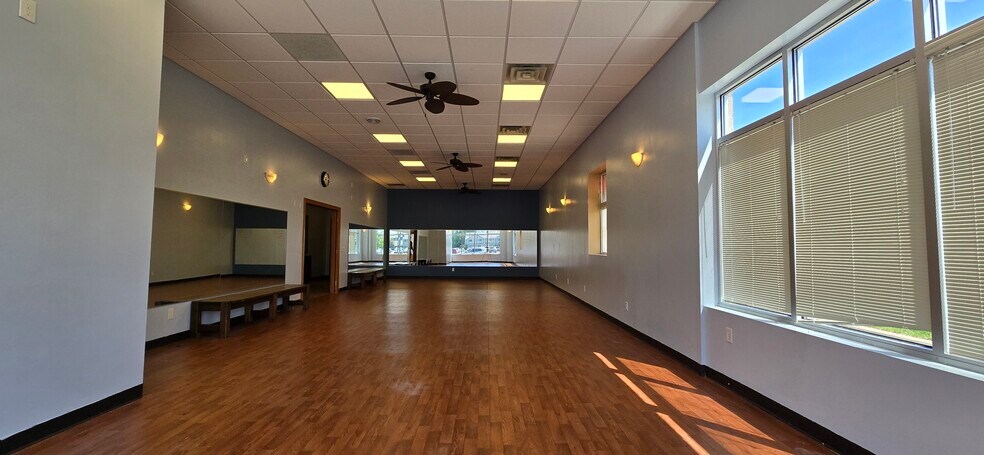More Photos Of 700 Norway Dr, Annandale Freestanding For Lease