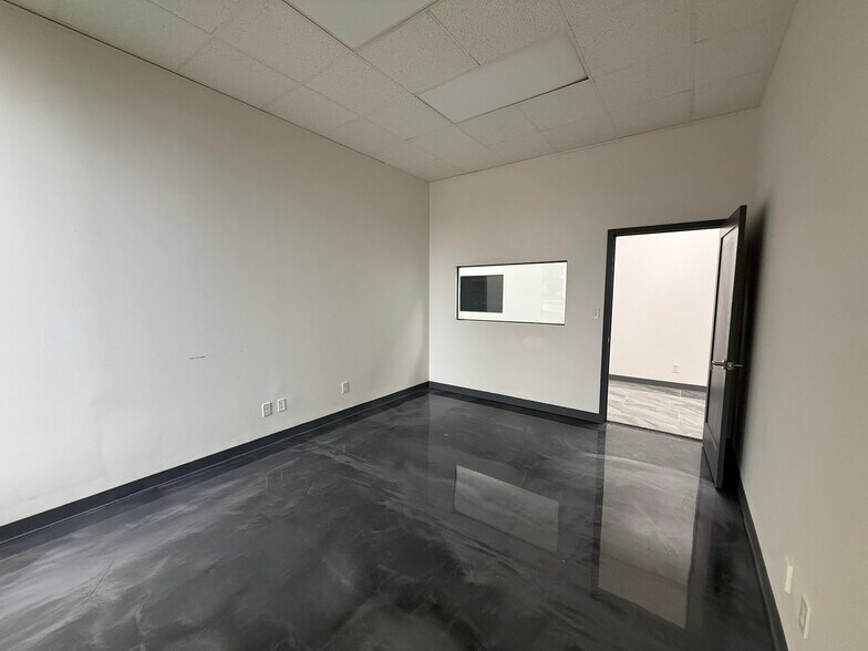 More Photos Of 900 N University Blvd, Jacksonville Office For Lease