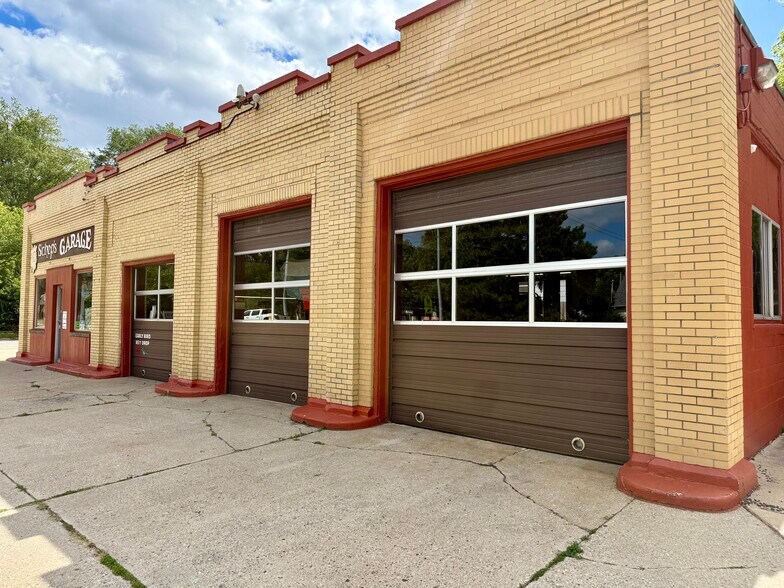 More Photos Of 2320 E Saginaw St, Lansing Auto Repair For Sale