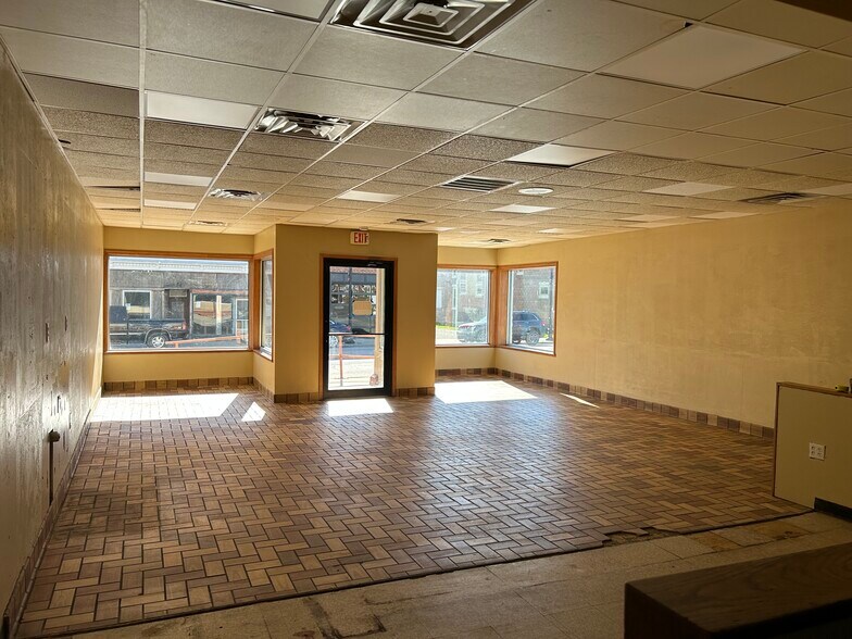 More Photos Of 127 S State St, South Whitley Freestanding For Lease