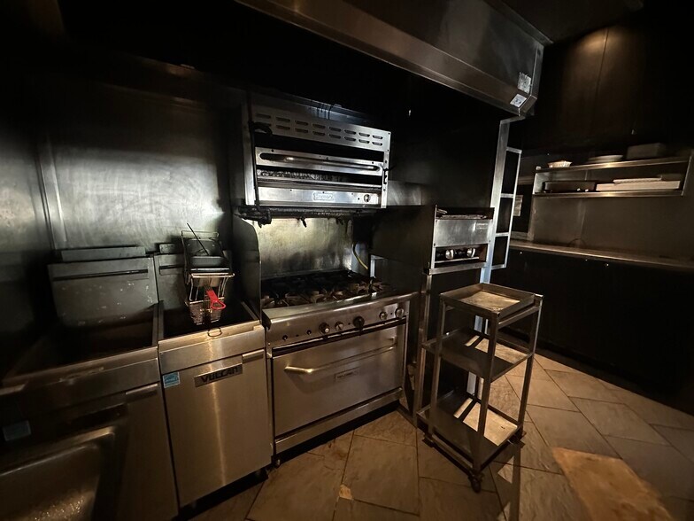 More Photos Of 1810-1818 S Young Cir, Hollywood Restaurant For Lease